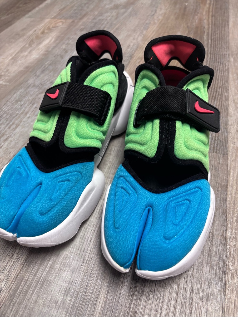 Nike Aqua Rift Split Toe Athletic Shoe Multicolor